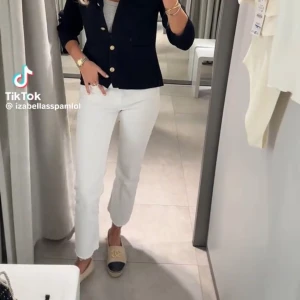 Vita straight fit jeans från Zara - Snygga vita jeans från Zara, likadana som på videon, passade ej mig därför jag säljer!💛✨