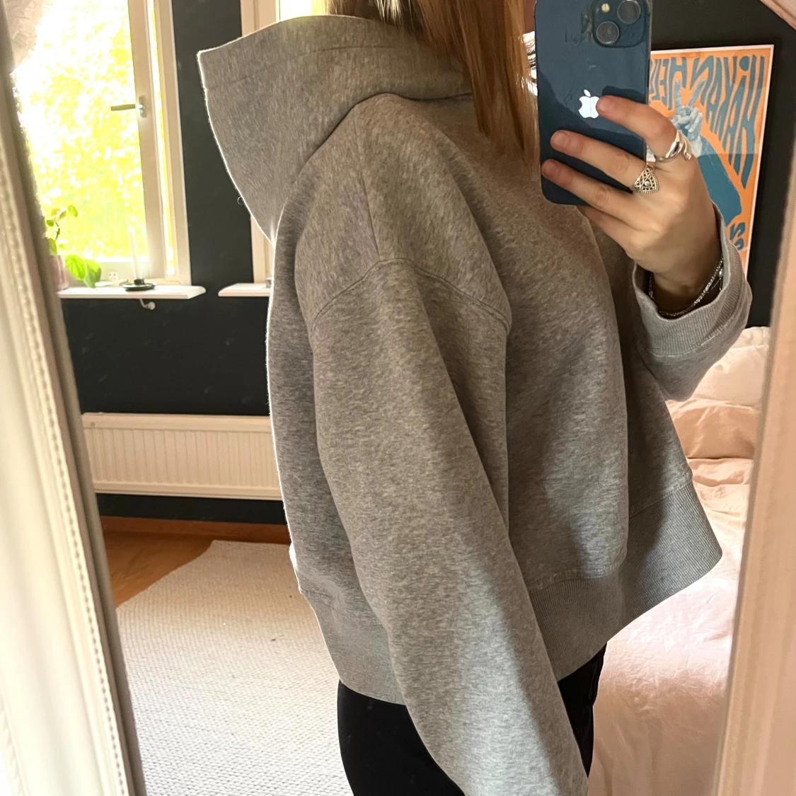 Grå croppad hoodie med huva - 2