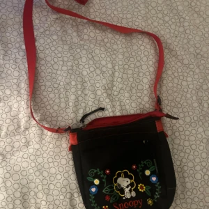 Snoopy axelväska med blommor - Använde mycket 2023 men inte längre 💔💔