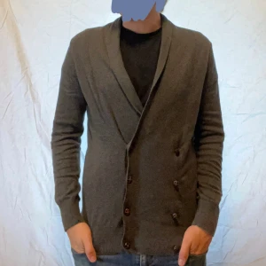 Mörkgrå kofta  - Säljer en stilren mörkgrå kofta från Topman i storlek medium. Koftan har dubbelknäppning med bruna knappar, mjukt material och en snygg krage. Perfekt för lager-på-lager och passar till jeans eller chinos. Passar M och är dessutom aldrig använd 