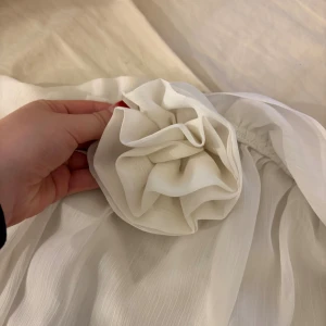 Blommig topp - Söt festlig topp eller för finare tillfällen med en liten blomma längst fram, använd ca 5ggr 🥰