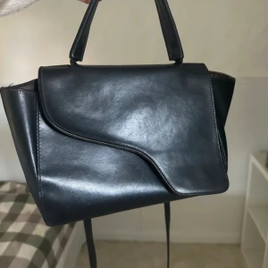 ATP Atelier väska - Säljer nu min fina väska pga inte kommit till användning🖤 Den är äkta men kommer tyvärr utan dustbag! Mellan storleken