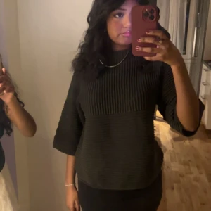 Mörkgrön ribbad polotröja från Nümph - Säljer en mörkgrön ribbad polotröja, med trekvarts ärmar. I storlek XL men skulle säga att den sitter som M på. Väldigt fin, men kommer inte till användning längre :( 