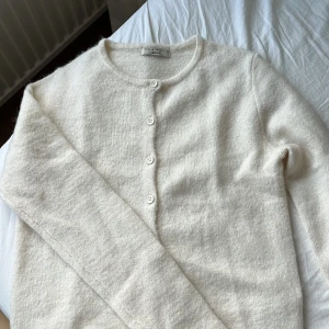 Krämvit kofta från Gina Tricot  - Aldrig använd. I ett nytt skick!