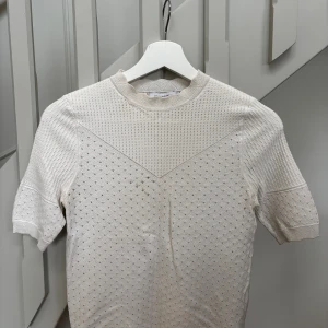 Vit stickad T-shirt från & Other Stories.  - Säljer min vita stickad T-shirt från & Other Stories. Tröjan är för liten för mig därav säljer jag den. Tröjan är i fint skick och är i storlek S.  Säljes för 120kr