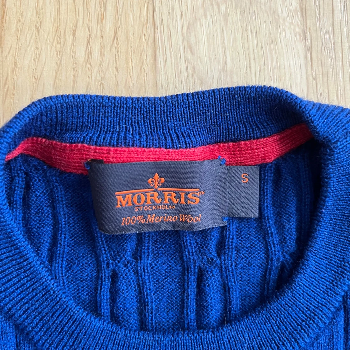 Blå kabelstickad tröja från Morris i Merinoull - 3
