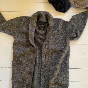 Stickad Cardigan - Snygg stickad cardigan i storlek S, bra skick inga defekter. 