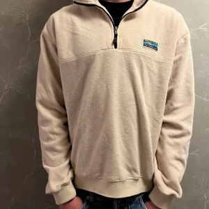 Junkyard fleece  - Säljer en beige junkyard fleece i storlek M. Använd men i bra kvalitet. Nypris: 749 Modell 183cm