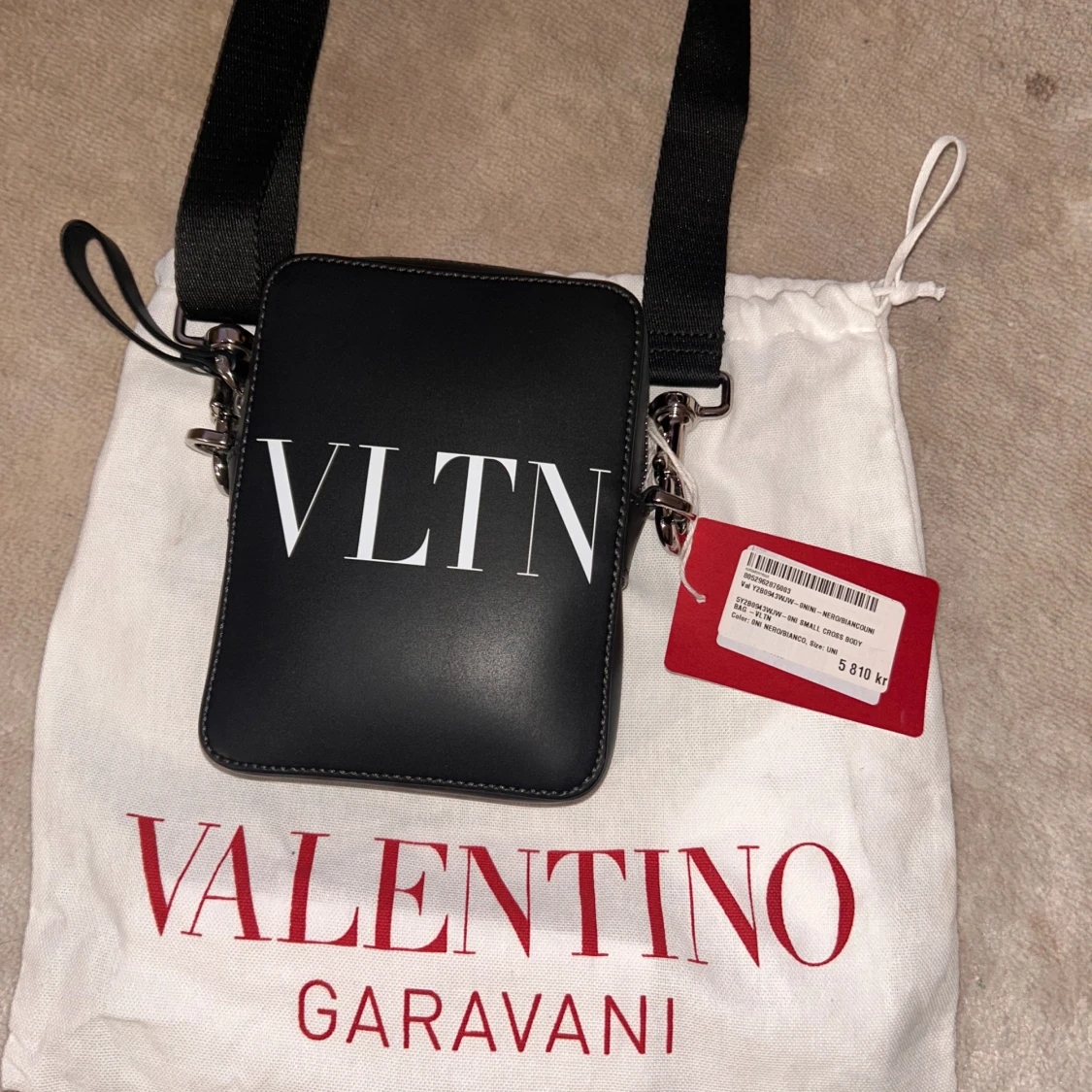 Svart axelväska Valentino Garavani (Köpt För 5800Dkk)