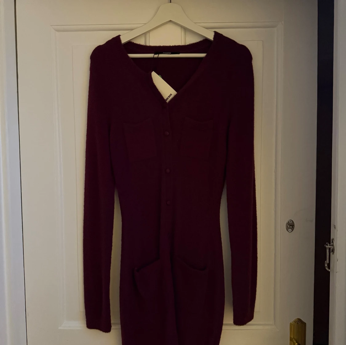 Vinröd stickad klänning från Bikbok  - 1