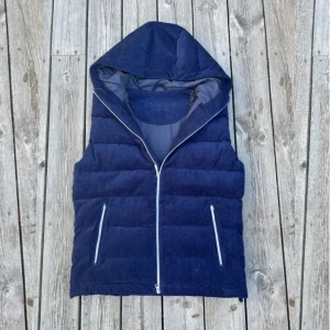 Manchesterväst - Manchestervästar finns ute på: www.zadolo.shop. Här på plick finns även möjlighet att beställa, pris: 1099. Storlek: XS-S-M-L. Fria returer i 30 dagar.