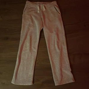 Russemerch swetpant gråa - Gråa mjukisbyxor i storlek XS från Russemerch. Byxorna har raka ben, resår i midjan och snörning framtill och dom är även lågmidjade. Jätte skönt material och sitter perfekt på mig som använder storlek xs i vanliga fall. Perfekta för chill dagar eller när du vill vara extra bekväm. Säljer då dom tyvärr inte kommer till användning längre!💕💕skriv om ni vill ha fler bilder på byxorna!!!! 
