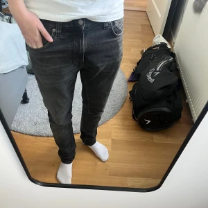 Nudie jeans - Nudie jeans, Lean Dean, storlek 30/32 och jag är 180, mycket bra skick