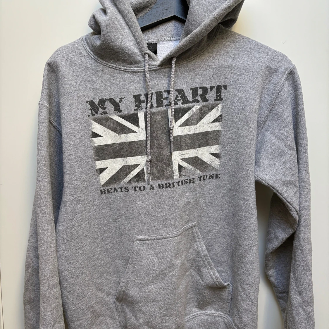 Grå hoodie Gildan med brittiskt tryck - 1