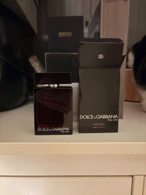 Dolce & Gabbana The One Parfum 100ml - Deras nya parfym som släpptes nu 2026 i Sverige. Exklusiv herrparfym från Dolce & Gabbana, tillverkad i Italien. Innehåller bland annat svartpeppar, labdanum och tobak. Volym: 79% vol. Perfekt för dig som vill sticka ut med en unik och minnesvärd doft. Testad bara