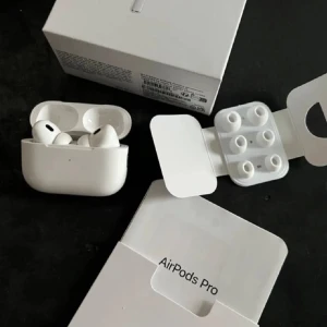 AirPods Pro 2nd gen(USB) - Säljer AirPods Pro 2nd gen i mycket fint skick, komplett med originalförpackning och extra öronkuddar. Funktioner som aktiv brusreducering, adaptivt ljud och transparensläge. Batteriet är i gott skick. Inga synliga defekter eller slitage. Yes
