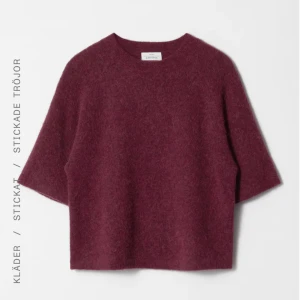 Vinröd stickad tröja från & Other Stories - Kom gärna med prisförslag🌸.                               Vinröd stickad tröja från & Other Stories. Säljer därav att jag inte får andvändning av den. Inga defekter alls då den är nästan nyköpt. 🩷inte nopprig heller. Köptes för 790kr i butik. 