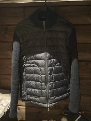Moncler cardigan  - Mörk blå moncler cardigan i storlek S. Bra skick på jackan, inga defekter förutom det som vissas på bild! Hör av er vid minsta tanke.