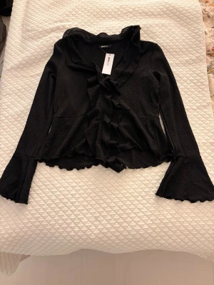 Svart blus  - Svart frill top från Gina Tricot. 