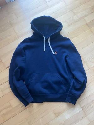 Ralph lauren hoddie - Snygg och skön Ralph lauren hoddie. Den är marinblå och har storleken S vilket jag rekommenderar 175-180. Priset är förhandlingsbart.