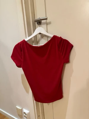 Topp men öppen rygg från Bik Bok - Ny helt oanvänd topp från Bik Bok med öppen rygg. Prislapp kvar. 