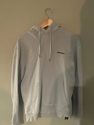 Dickies Hoodie - Baby blå Dickies hoodie I bra skick.