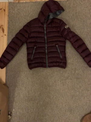 Colmar jacka - Fin vinröd colmar jacka, i italiensk storlek (42) men motsvarar st XS. Lite missfärgningar på metallen men inget man tänker på! Pris kan diskuteras vid snabbt köp❤️