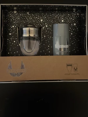 Paco rabanne invictus edt  - Detta är en parfym från paco rabanne som originellt innehåller 50 ml och nu innehåller den runt 50 ml så den är typ helt oanvänd. Det är ett sätt från början men jag säljer bara parfymen i detta fall. Ingen deodorant.
