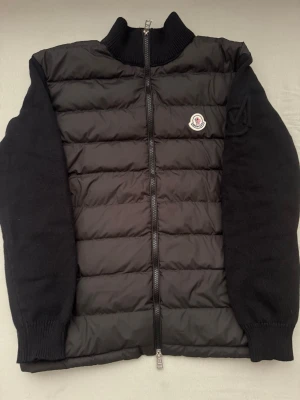 Moncler - Hej! Säljer en svart pufferjack från Moncler. Den är helt ny och knappt använt. Den passar för de mesta av din outfits.