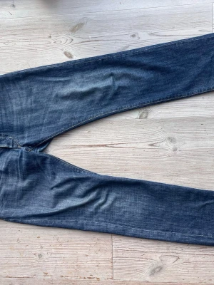 Jacob cohën jeans - Jacob jeans i storlek W32 L32.  Finns ett litet hål i grenen. 