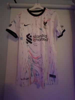 Liverpool fotbollströja Salah 11 Nike 176 - Helt ny äkta Nike Liverpool FC fotbollströja i barnstorlek 176, säljs för 120 kr.