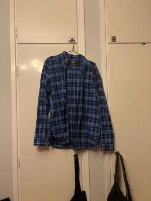 Skjorta - Rutig blå skjorta i storlek L från HM. Skriv om ni har frågor. Priset går att diskutera och jag kan gärna mötas upp i stockholm☺️