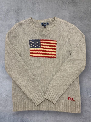 Stickad Ralph lauren flag tröja  - Väldigt fin Ralph Lauren tröja barnstorlek XL ≈ S. Riktigt skön och härlig ljusblå/ grå färg. Pris kan diskuteras 😊