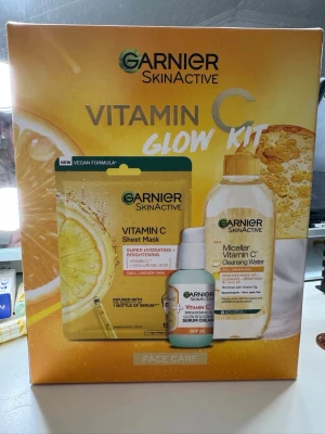 Garnier SkinActive Vitamin C Glow Kit - Glow Kit från Garnier SkinActive med Vitamin C. Innehåller sheet mask, micellär rengöringsvatten och serumkräm. Alla produkter är i fräscha gula och vita förpackningar och fokuserar på återfuktning och lyster. Perfekt för dig som vill ha glow och jämn hudton.