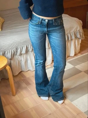 Lowrise blå bootcut jeans - Jättesnygga jeans. Passade tyvärr inte mig. Strl: 27W 34L 
