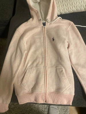 Ralph lauren  - En mysig ljusrosa Ralph lauren hoodie! Remen till dragkedjan är borta. Utöver det är det inget mer. 