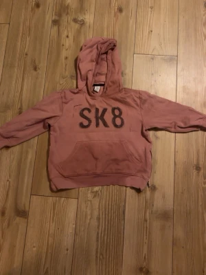 rosa hoodie  - finns hål i tröjan 💞
