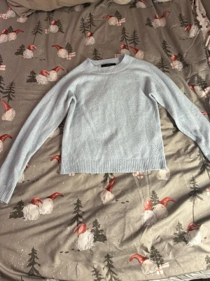 Ljusblå stickad tröja Vero Moda XS - Mysig ljusblå stickad tröja från Vero Moda i storlek parenting XS. Tröjan disponerar en klassisk rund hals, harmoniskt ribbade muddar relaterat till ärmslut och nederkant samt lång ärm. Perfekt för kyl multiseason och enkel att matcha med jeans eller kjol.🩷