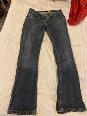 Lågmidjade Levi's 572 Bootcut  - Supersnygga jeans med Lågmidja och bootcut modell. Snygg blå tvätt och sitter som en smäck i baken. Säljer då jag växt ur dom.  W26 L32