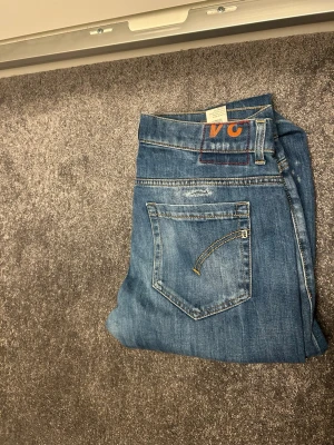 Dondup jeans George  - Stilens dondups i storkel 34 passar 33, mycket bea skick. Pris går alltid att diskutera!