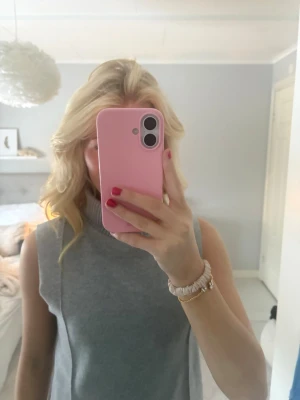 Grå ärmlös stickad polotröja - Säljer en stilren grå ärmlös stickad polotröja med hög krage. Perfekt att matcha med jeans eller kjol för en clean look. Mjuk och skön, passar både till lager-på-lager och som den är. Från Zara. Går inte att köpa längre utan är slutsåld överallt. 