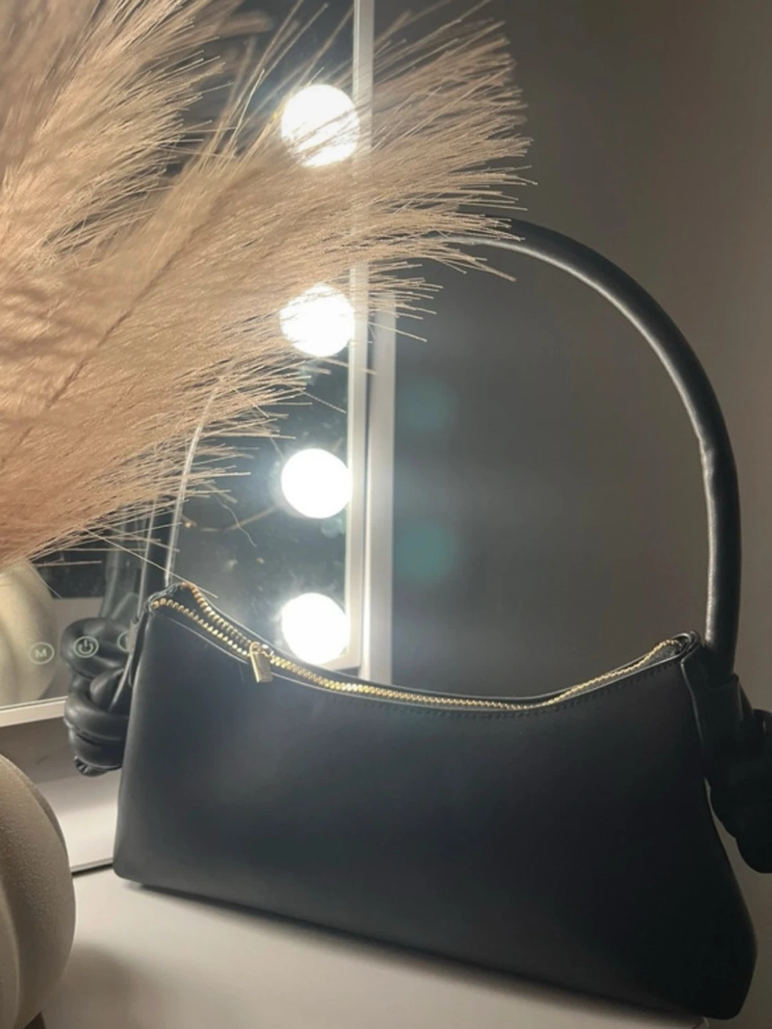 Svart axelväska med knutdetaljer