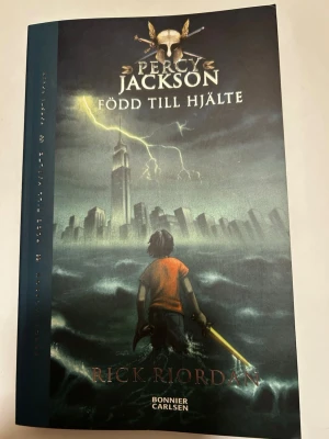 Percy Jackson: Född till hjälte - Första delen i Percy Jackson serien, född till hjälte. Boken är både spännande, rolig och baserad på grekisk mytologi. Den riktar sig främst till 9-12 åringar, men jag skulle säga att den passar även äldre! 