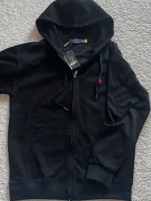 Ralph lauren zipp upp  - Fett zipp upp från polo Ralph lauren. Tröjan är aldrig använd! Det är bara att säg till om ni undrar över något eller vill ha fler bilder