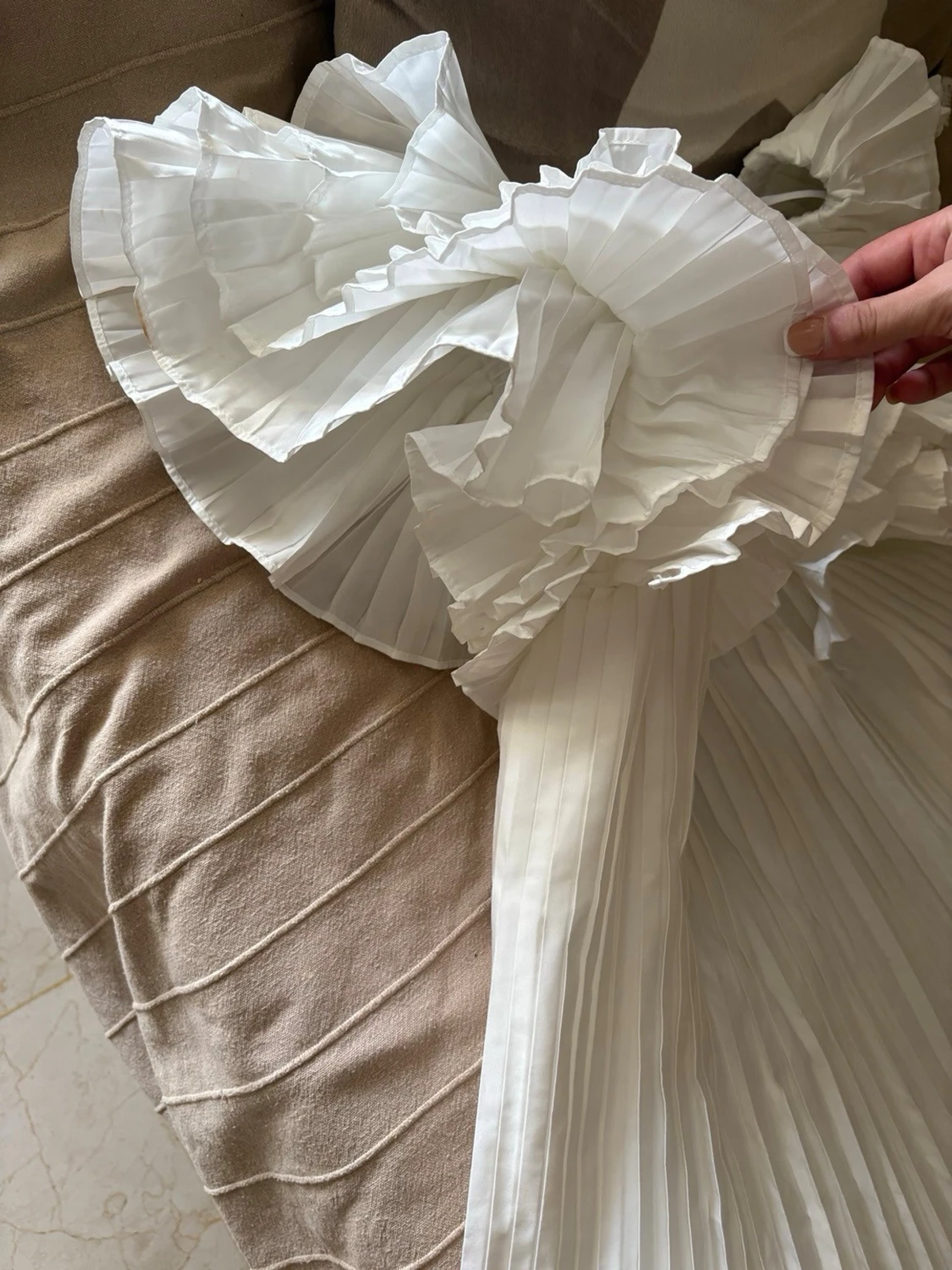 Vit plisserad volangklänning från Zara - 2