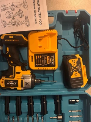 Slagborrmaskin - Slagborrmaskin med batteri och laddare. Inkluderar diverse bits och tillbehör.
