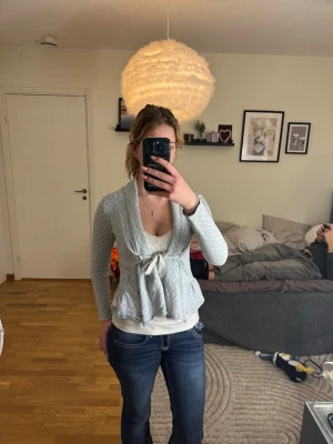 Ljusblå cardigan jacka Odd Molly - Säljer en underbar omlottkofta från Odd Molly, inhandlad på en noga utvald second hand i London. Det här är en riktig Odd Molly-klassiker som både är bekväm och dressad.