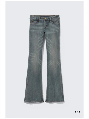 Blå bootcut jeans med slitningar - Snygga blåa jeans ifrån weekday i färgen puddly blue!❤️skriv för mer bilder💕storlek 26/32