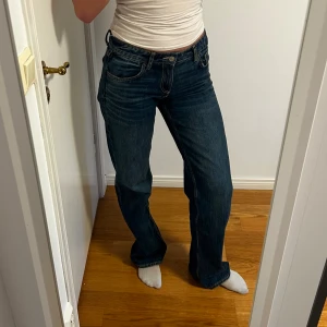 Low waist Zara jeans - Säljer nu mina lågmidjade jeans från Zara. Slutsålda på hemsidan, ordinarie pris 400💋