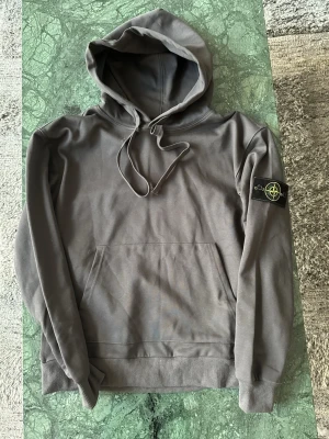 Hoodie från Stone Island  - Helt ny hoodie från Stone Island i grå färg. Sälja pga för stor för mig 